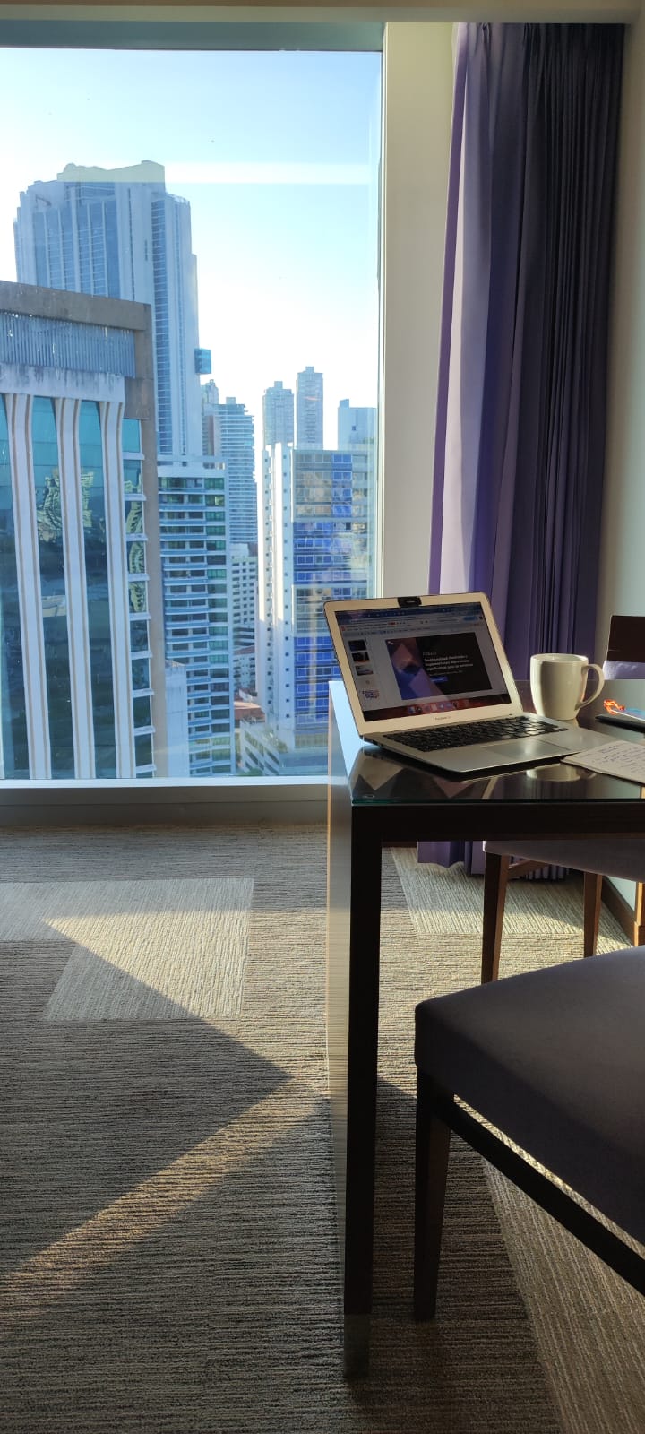 Coworking en Ciudad de Panamá con vista a rascacielos