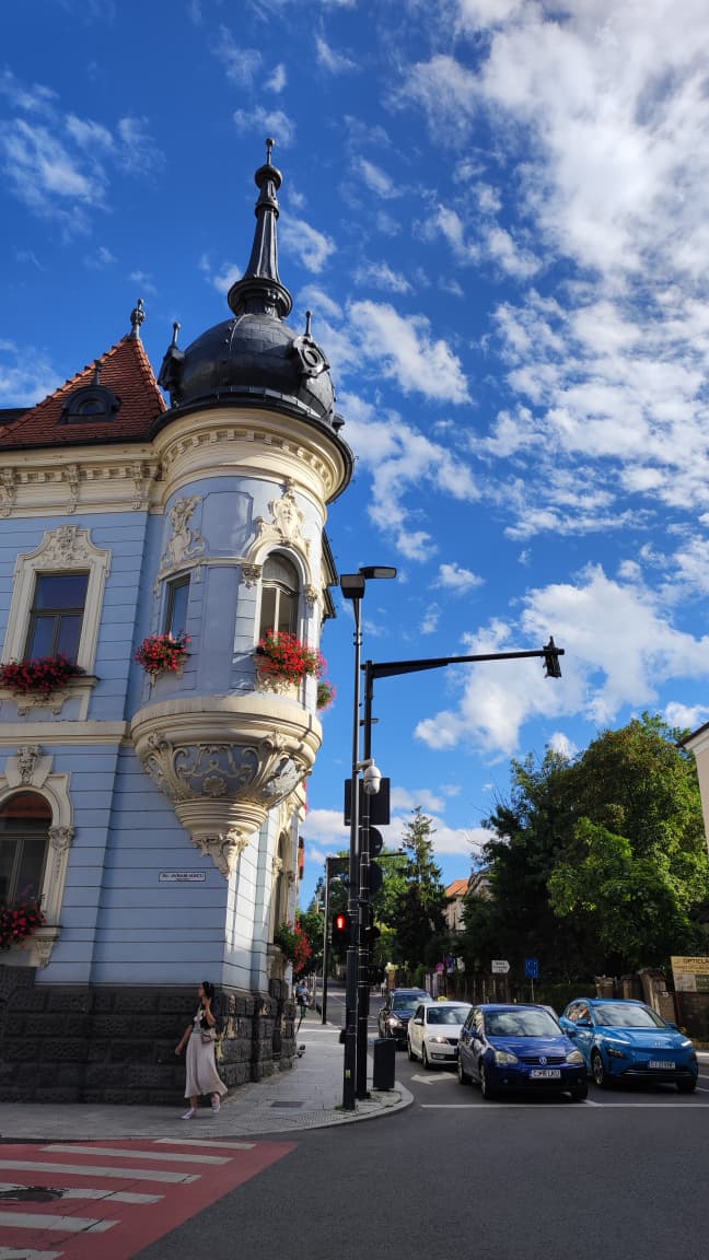 Edificio histórico con cúpula y balcones con flores en Ljubljana
