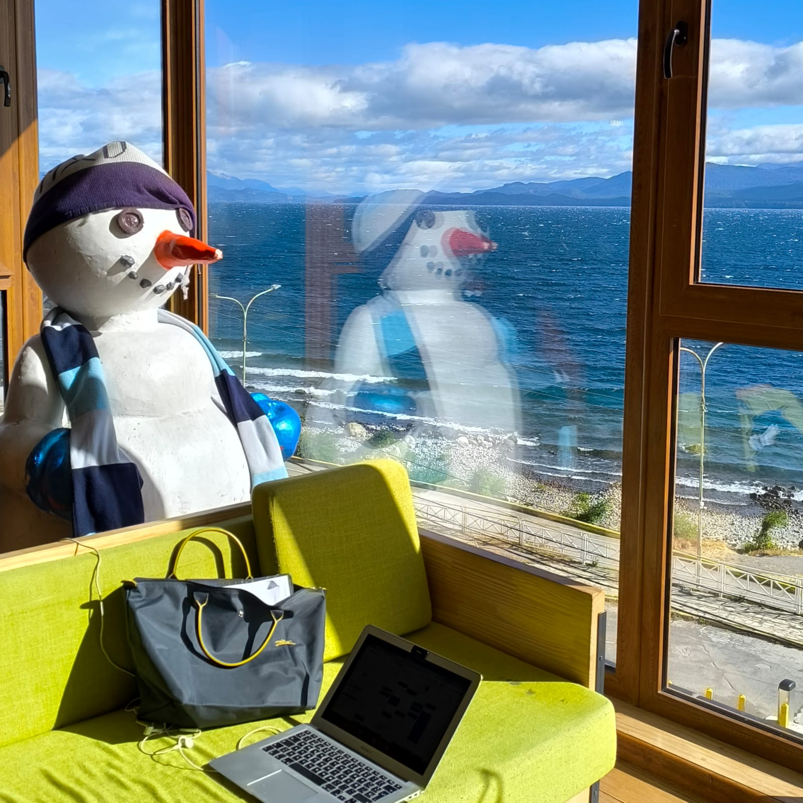 Escultura de muñeco de nieve frente al lago en Bariloche