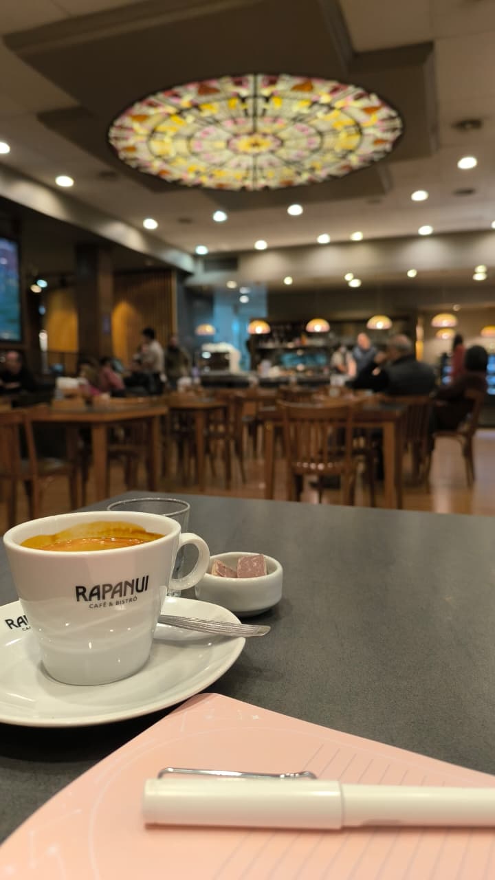 Taza de café espresso en el Café Rapanui